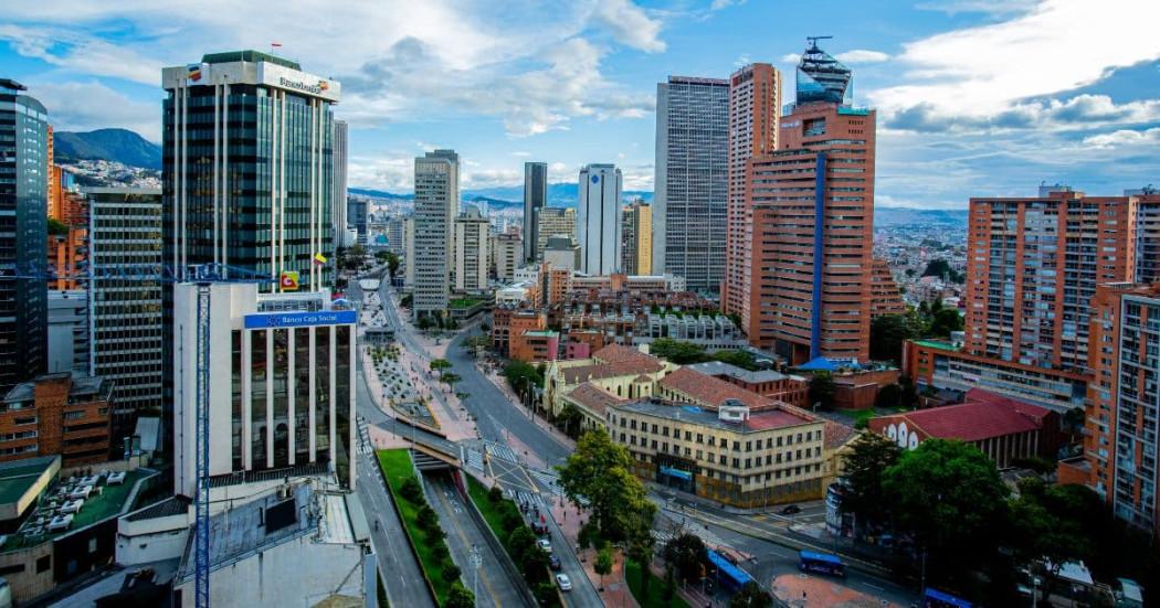 Foto panorámica de la ciudad de Bogotá donde se ven varios vehículos. 
