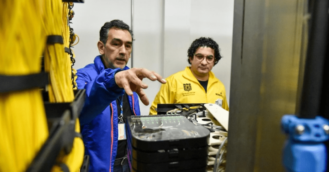 Imagen de un operario y el secretario de Integración Social