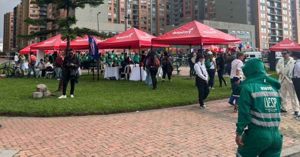 Foto que muestra carpas rojas instaladas en el primer EcoFest de Bogotá 