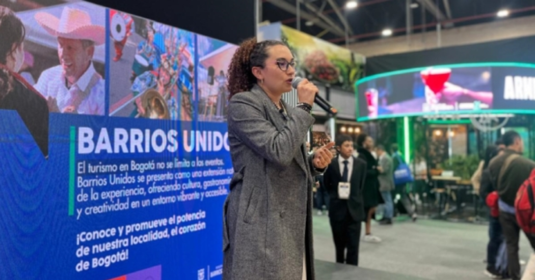 Foto de un ciudadana de Barrios Unidos en una conferencia 