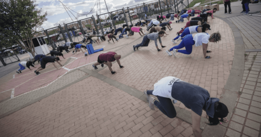 Imagen de ciudadanos realizando CrossHiit