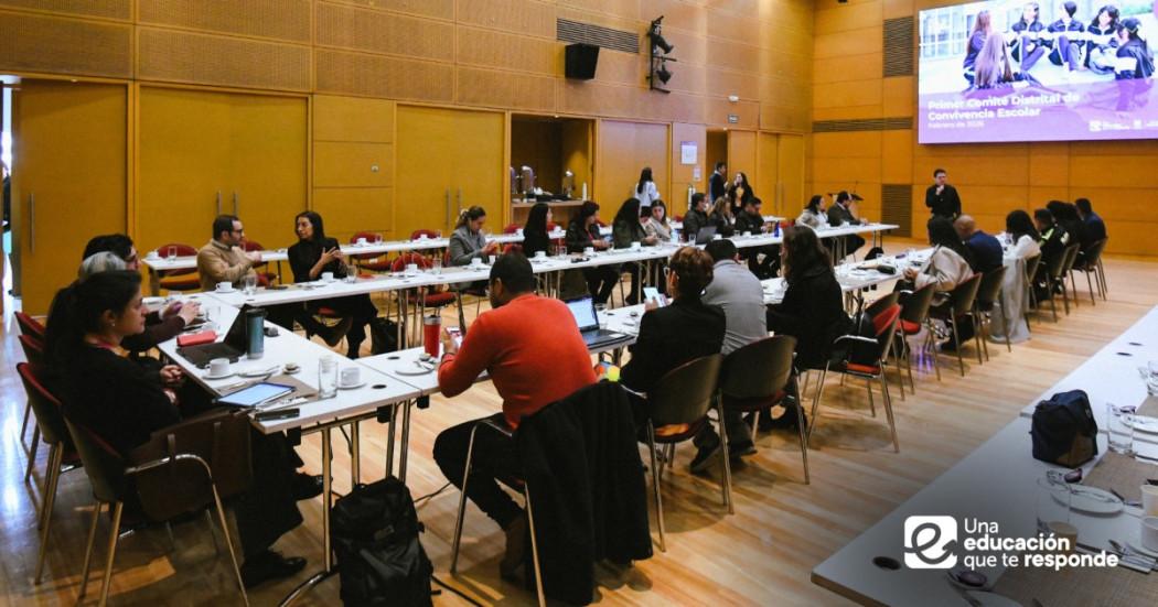 Foto que muestra un grupo de personas reunidas