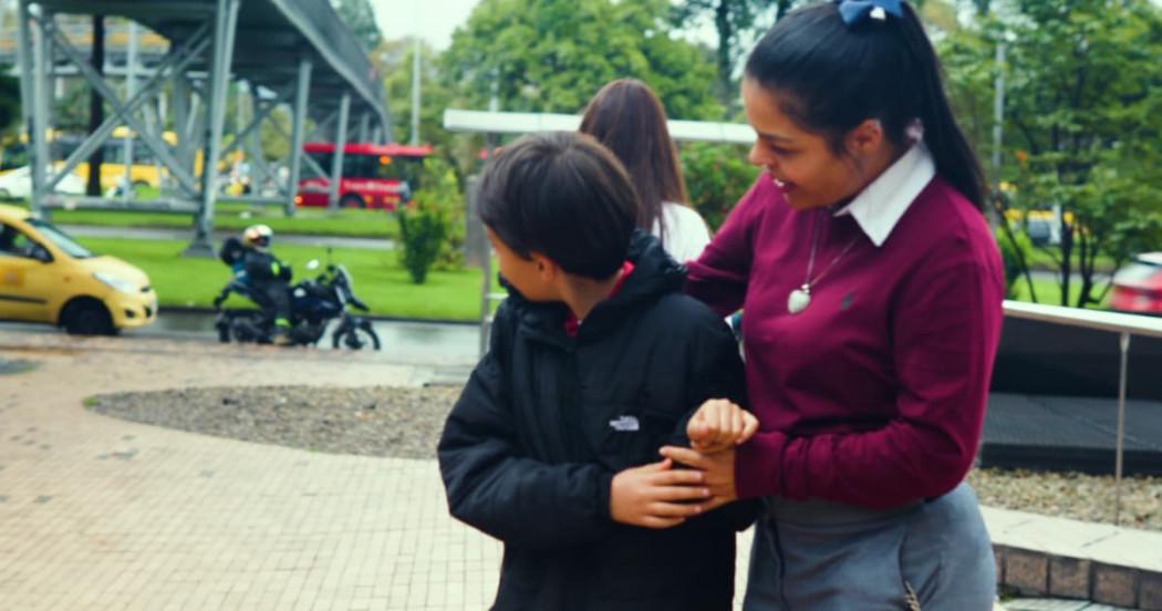 Niño con su madre, después de ser abordados por una desconocida