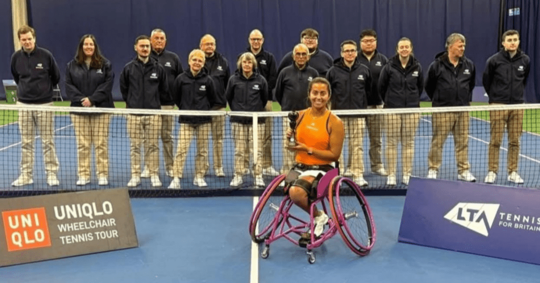 Imagen de María Angélica Bernal con su trofeo de campeona