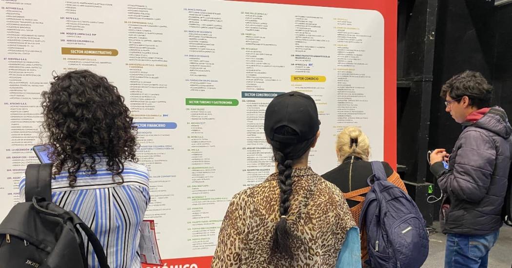 Foto de bogotanos y bogotanas accediendo a la sede de la Agencia Distrital de Empleo en Bogotá.