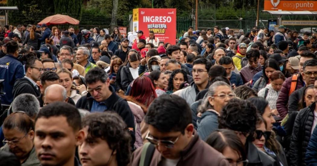 Foto de bogotanos y bogotanas asitentes a la tercera versión de la 'Megaferia de Empleo' de Bogotá en Corferias.