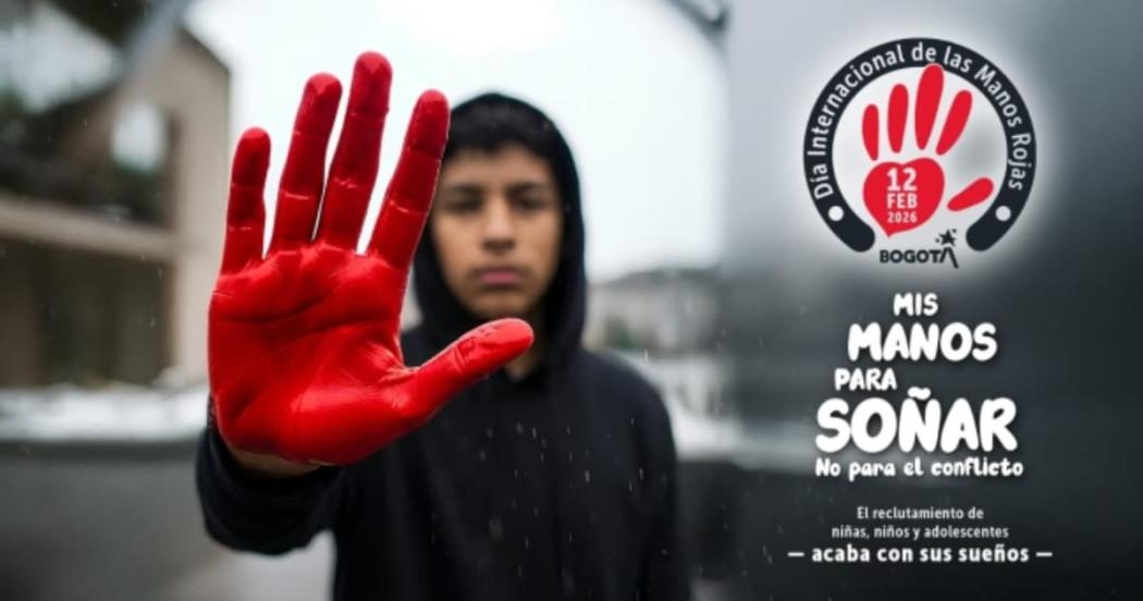 Niño mostrando el símbolo de la mano roja con su mano.