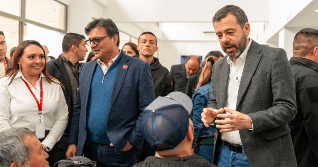 Imagen del alcalde Galán hablando con pacientes