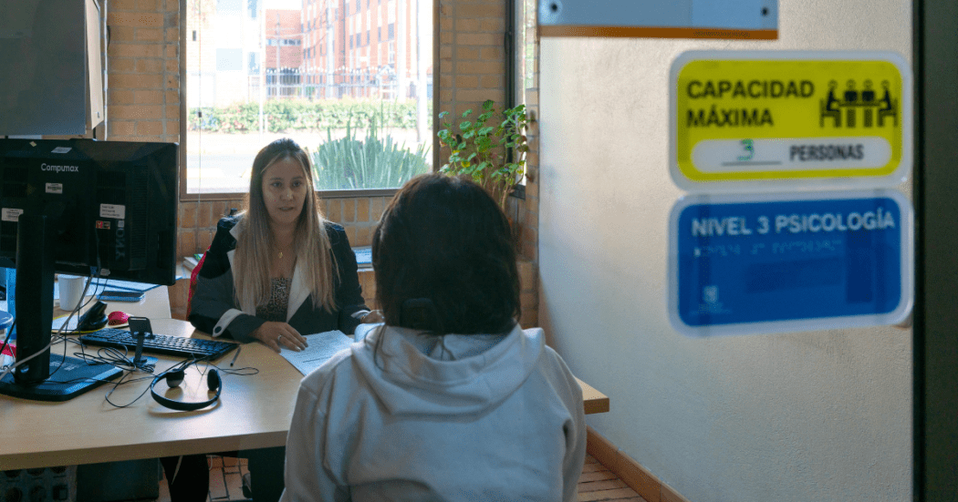 Imagen de una funcionaria atendiendo a una mujer