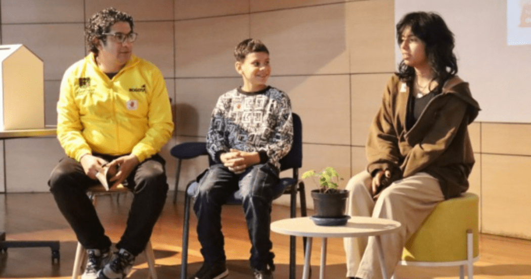 Imagen de Roberto Angulo dialogando con un niño y una niña