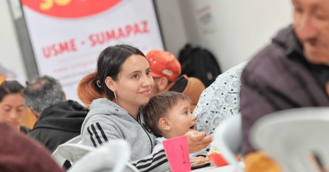 Imagen de una madre con su hijo dándole comida
