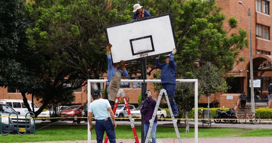 Imagen de personas arreglado parque en el Rincón de Iberia en Suba