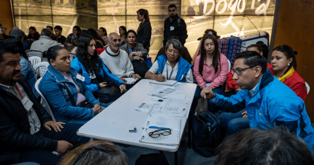 Foto de funcionarios del Distrito con ciudadanos 