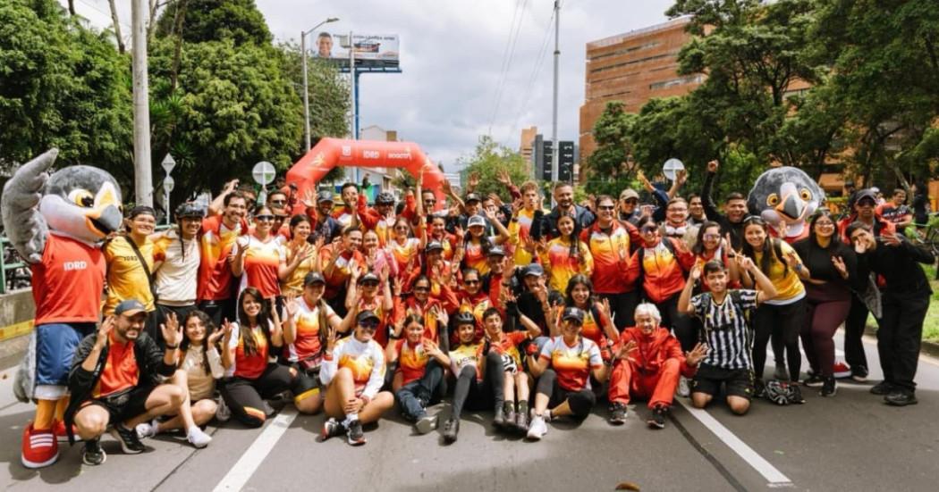 Foto grupal de deportistas y funcionarios del IDRD