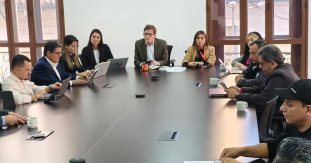 Foto de la reunión con comerciantes nocturnos del barrio Restrepo en Bogotá.