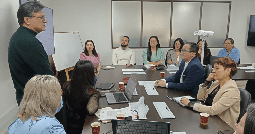 Foto de el secretario de salud en una reunión