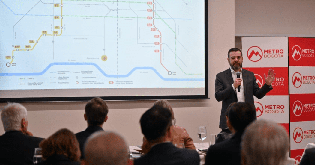 Imagen del alcalde Galán explicando la licitación de la Línea 2 del Metro de Bogotá