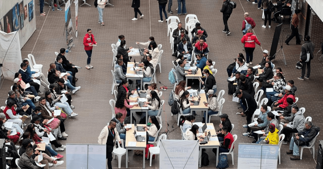 Foto de una feria de empleo en Bogotá 2026