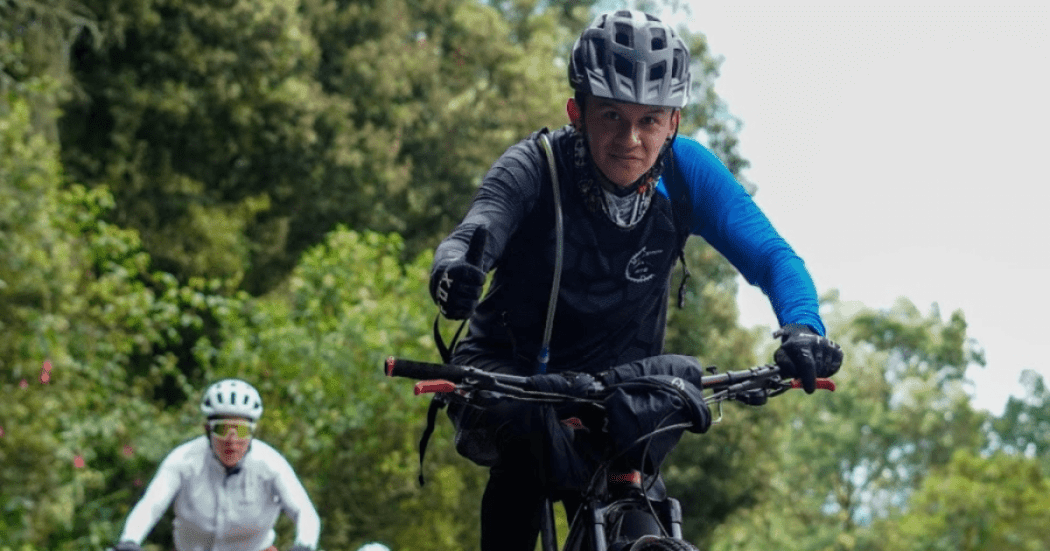 Imagen de ciclistas rodando en un ambiente natural