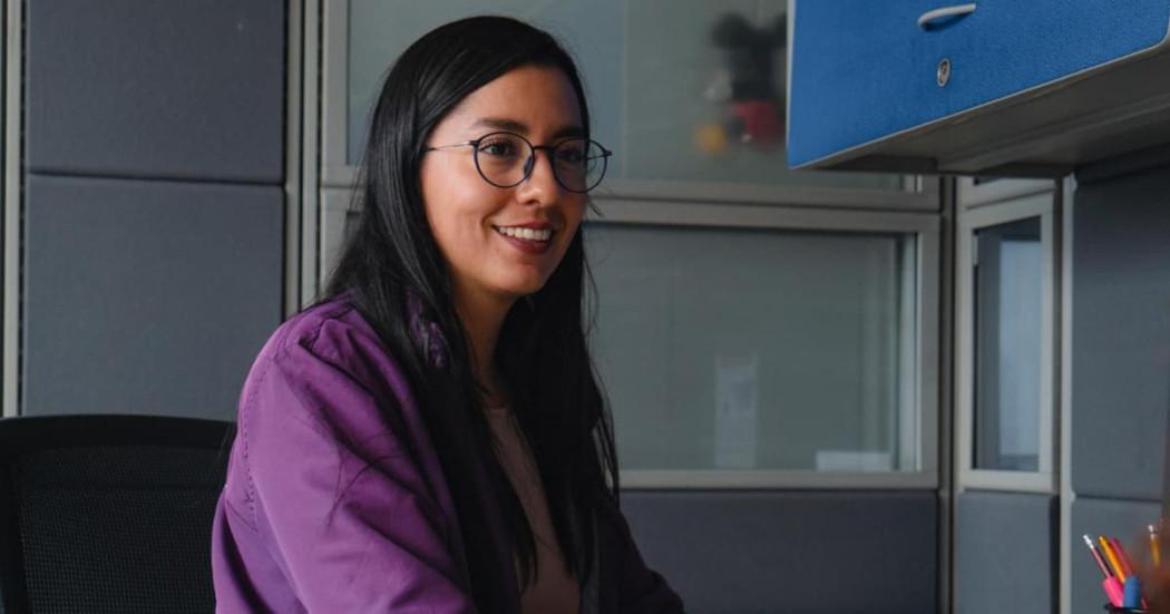 Mujer con chaqueta morada en una de las sedes de las Casas de Justicia de Bogotá.