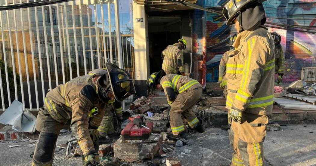 Bomberos atendiendo emergencia