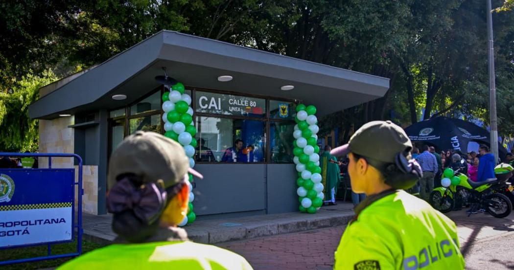 Policías durante la reapertura del CAI de la calle 80 en Engativá.