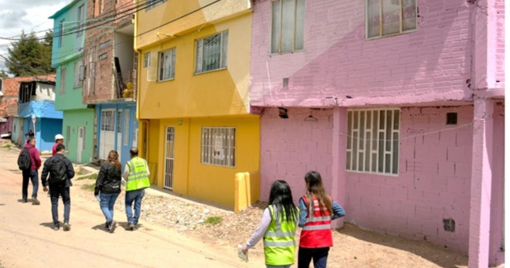 Foto que muestra personas caminado 