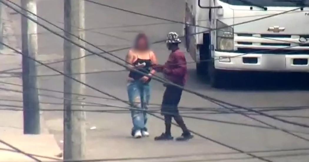 Foto del hombre captado en cámaras de seguridad expendiendo drogas en el centro de Bogotá.