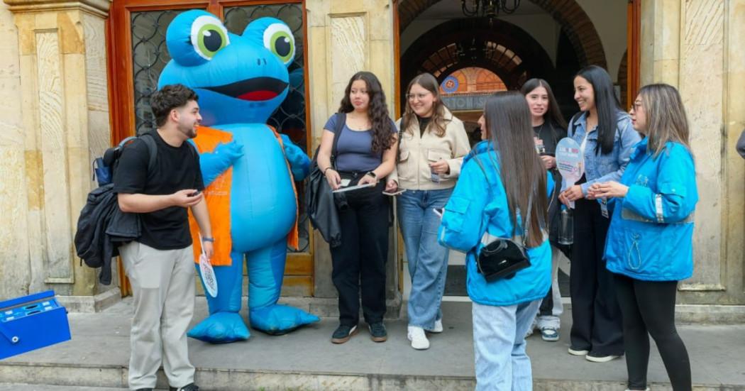 Foto que muestra un grupo de personas reunidas 
