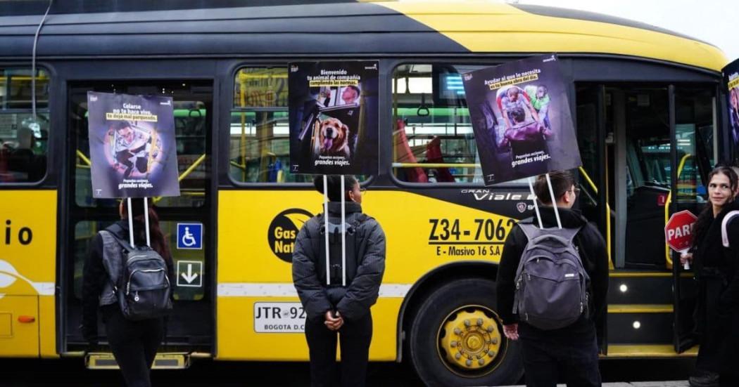 Foto de funcionarios de TransMilenio adelantando una campaña