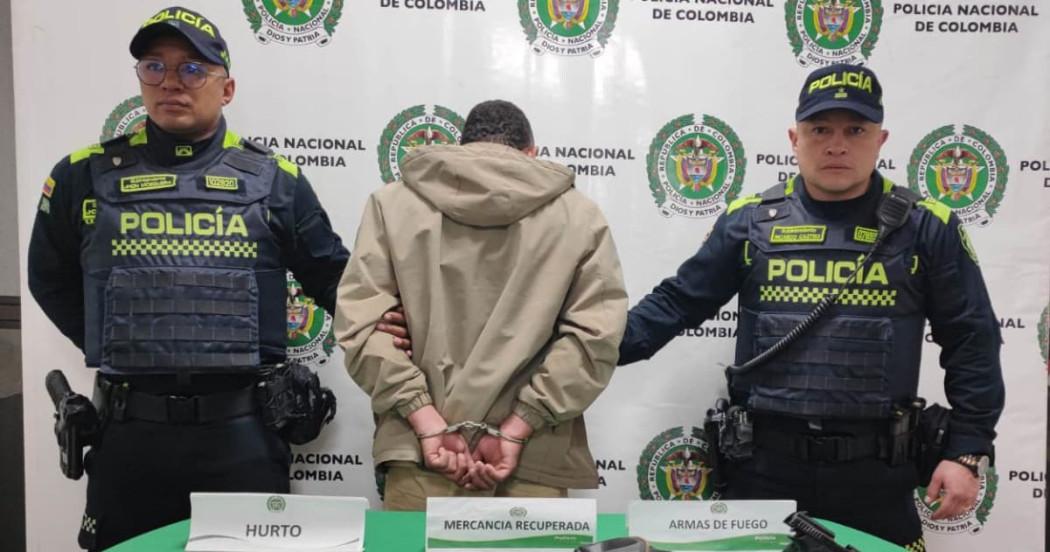 Hombre capturado por presunto atraco de comercio y porte de armas