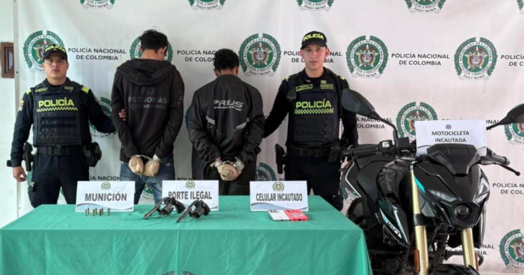 Capturados con moto incautada.