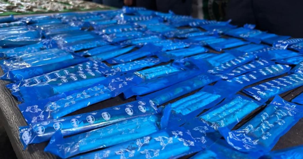 Dosis de droga listas para comercializarse, con el logo de Batman.