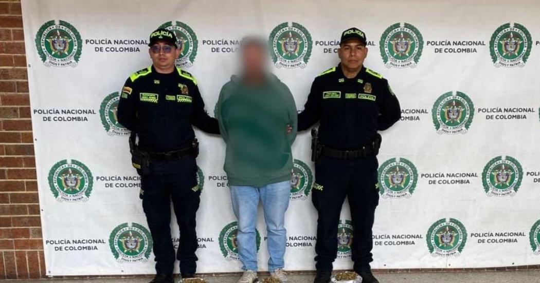 Imagen del hombre capturado junto a dos policías