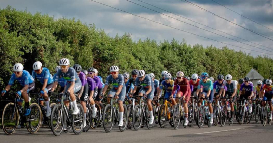 Ciclistas por una carretera del Departamento 