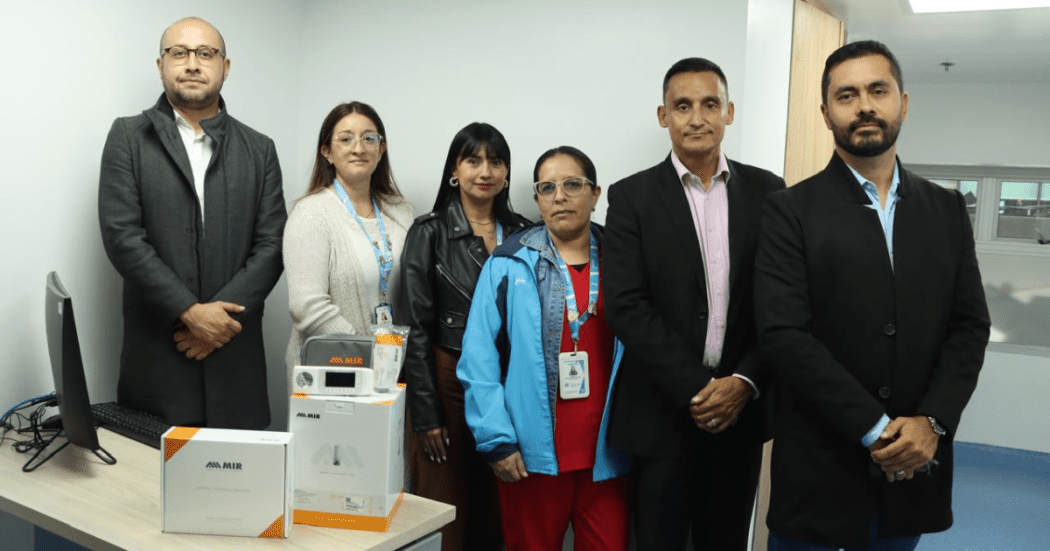 Foto de funcionarios de salud con el nuevo equipo en el Centro de Salud 29