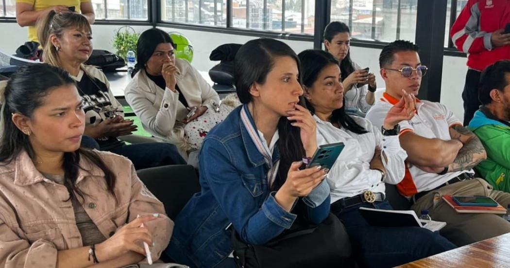 Foto del encuentro con comerciantes de la calle 13 en el centro de Bogotá.