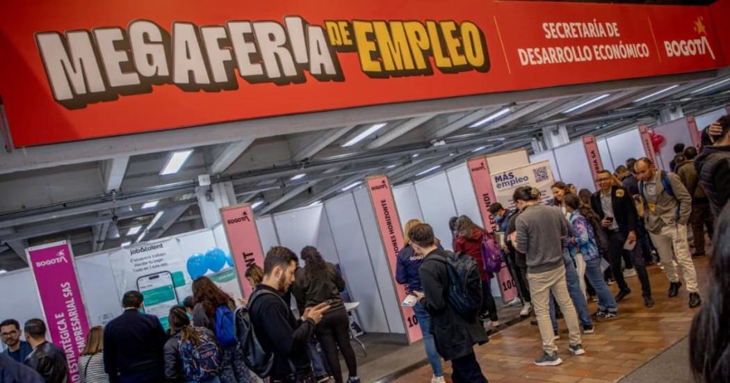 Foto de una mujer accediendo a una de las Ferias de Empleo de la Agencia Distrital de Empleo de Bogotá.