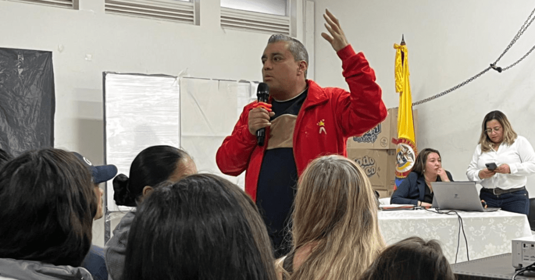 Imagen de una persona hablando en una asamblea