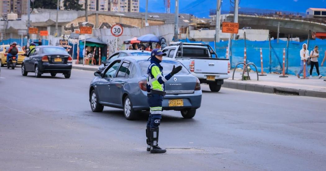 Foto de una agente de trásnito en una vía de Bogotá