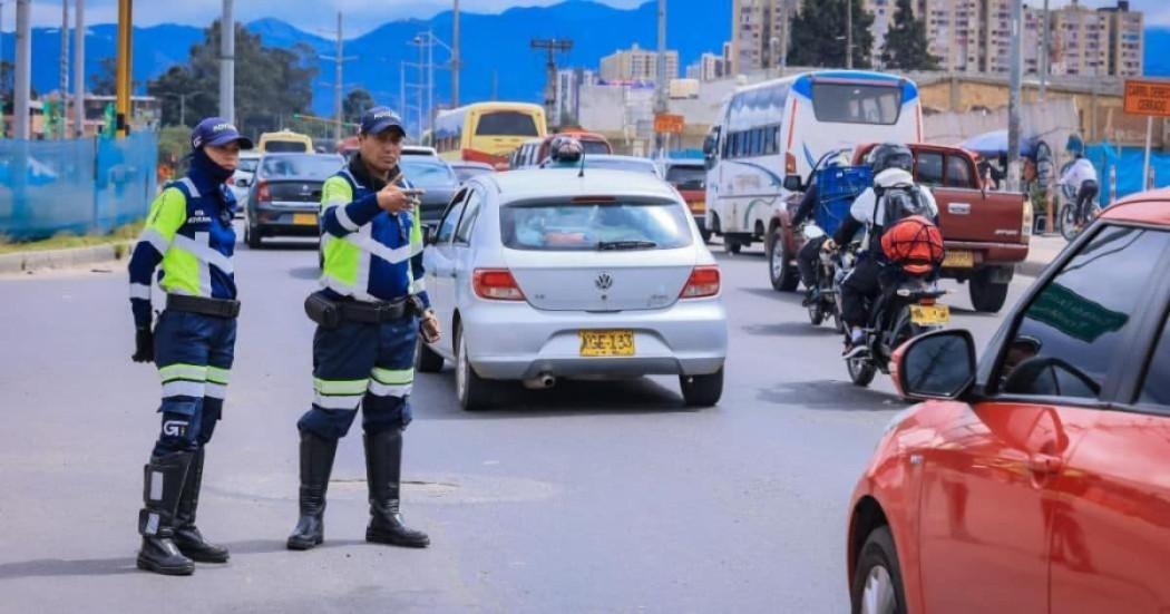 Foto de agentes de tránsito en una vía de Bogotá 