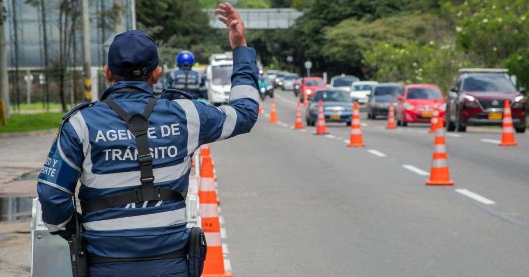 Foto de una agente de trásnito en una vía de Bogotá