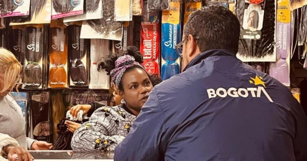 Sensibilización a una comerciante de Bogotá sobre disposición adecuada de basuras.