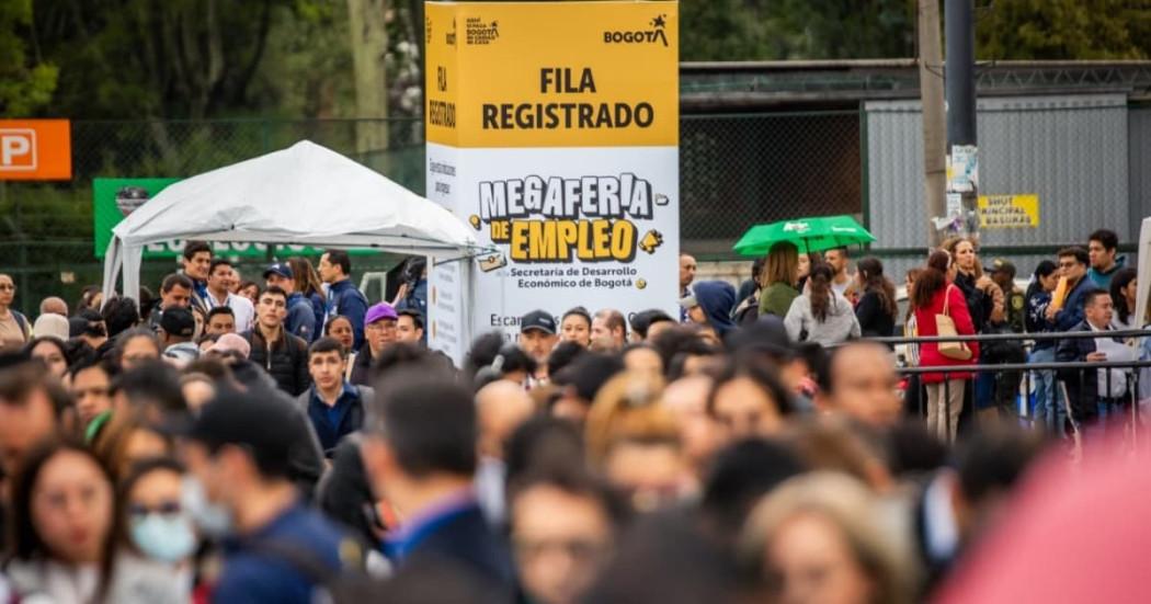 Foto de bogotanos y bogotanas accediendo a servicios de la Agencia Distrital de Empleo.