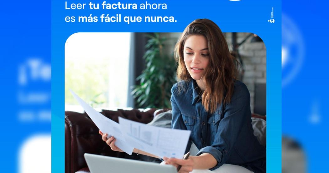 Foto que muestra una persona sentada con un computador 