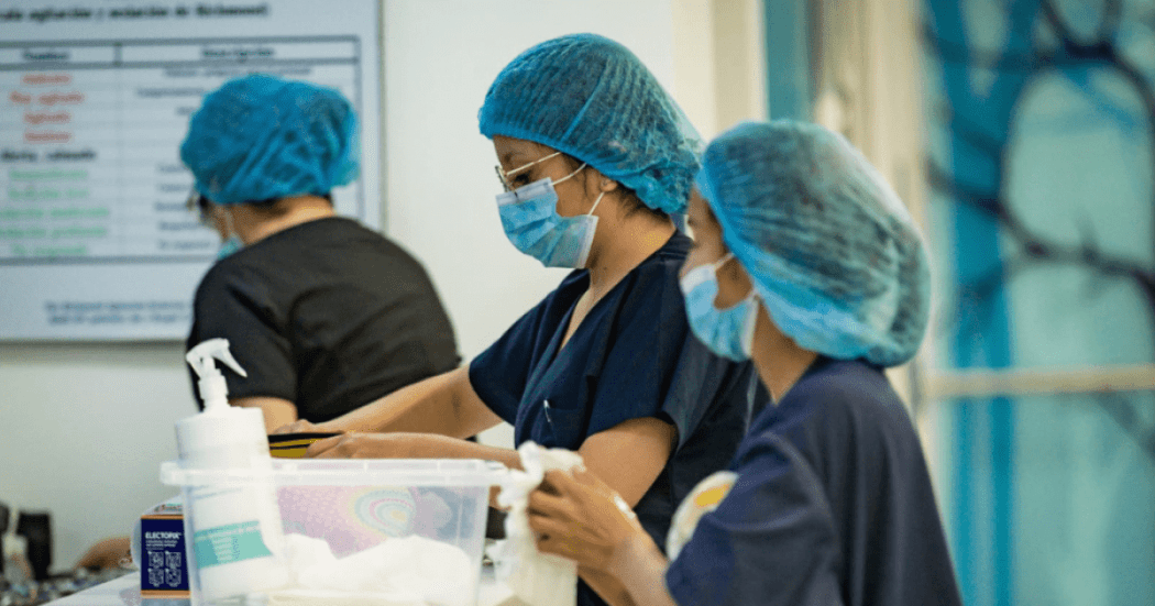 Foto de unas enfermeras en un hospital de Bogotá 