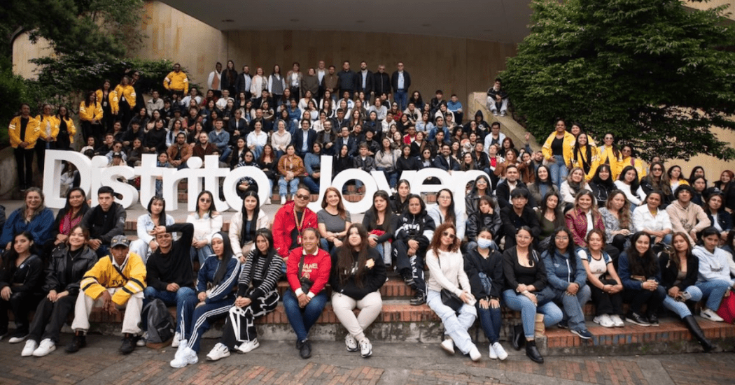 Imagen de varios jóvenes y funcionarios en la entrada del Planetario de Bogotá