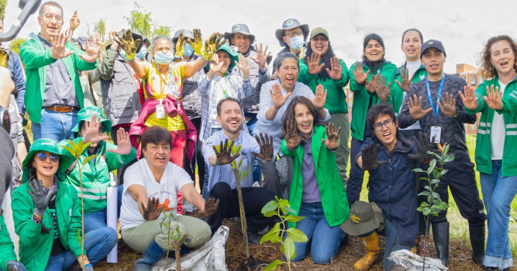 Imagen de la comunidad y funcionarios en la siembra de árboles.
