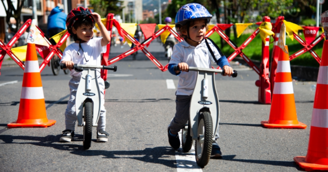 Imagen de niños y niñas en cicla