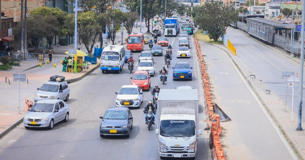 Foto que muestra vehículos andando por las calles